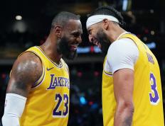 开云平台-湖人大将戴维斯神勇表现，助球队夺胜