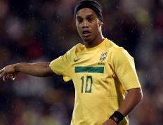 开云下载-都市丛林双线博弈，从F1街道赛的轮胎尖啸到NBA硬地的肌肉碰撞—极限竞技中的人类张力