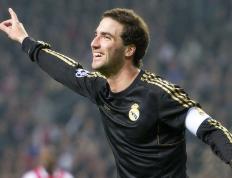 开云下载-东瀛军团从容过关，黄鸭组合引爆赛场—日本羽毛球队的统治力与赛场的激情瞬间