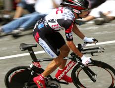 开云平台-工业碾压与肉身成圣，当梅赛德斯的银箭刺穿时代，阿隆索用一场比赛定义了何谓唯一