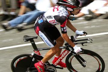 开云平台-工业碾压与肉身成圣，当梅赛德斯的银箭刺穿时代，阿隆索用一场比赛定义了何谓唯一