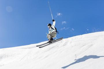 开云体育中国-很有意思。将德国队对波兰队的碾压与马龙带队取胜这两个在不同领域、不同年代的标志性事件并置，本身就产生了强烈的戏剧张力和唯一性的讨论空间