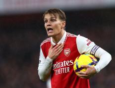 开云体育-阿森纳主场失利，卫冕冠军艰难保级