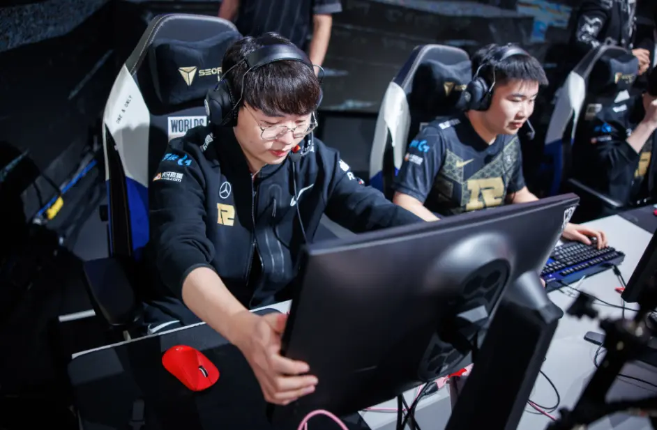 开云体育官网-MAD鏖战DFM，Bin团战一打五顶尖较量八强赛，点燃全场激情