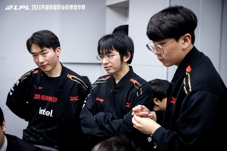 开云体育-LGD横扫BLG，Zeus开启传奇时刻强强对话入围赛，技惊四座