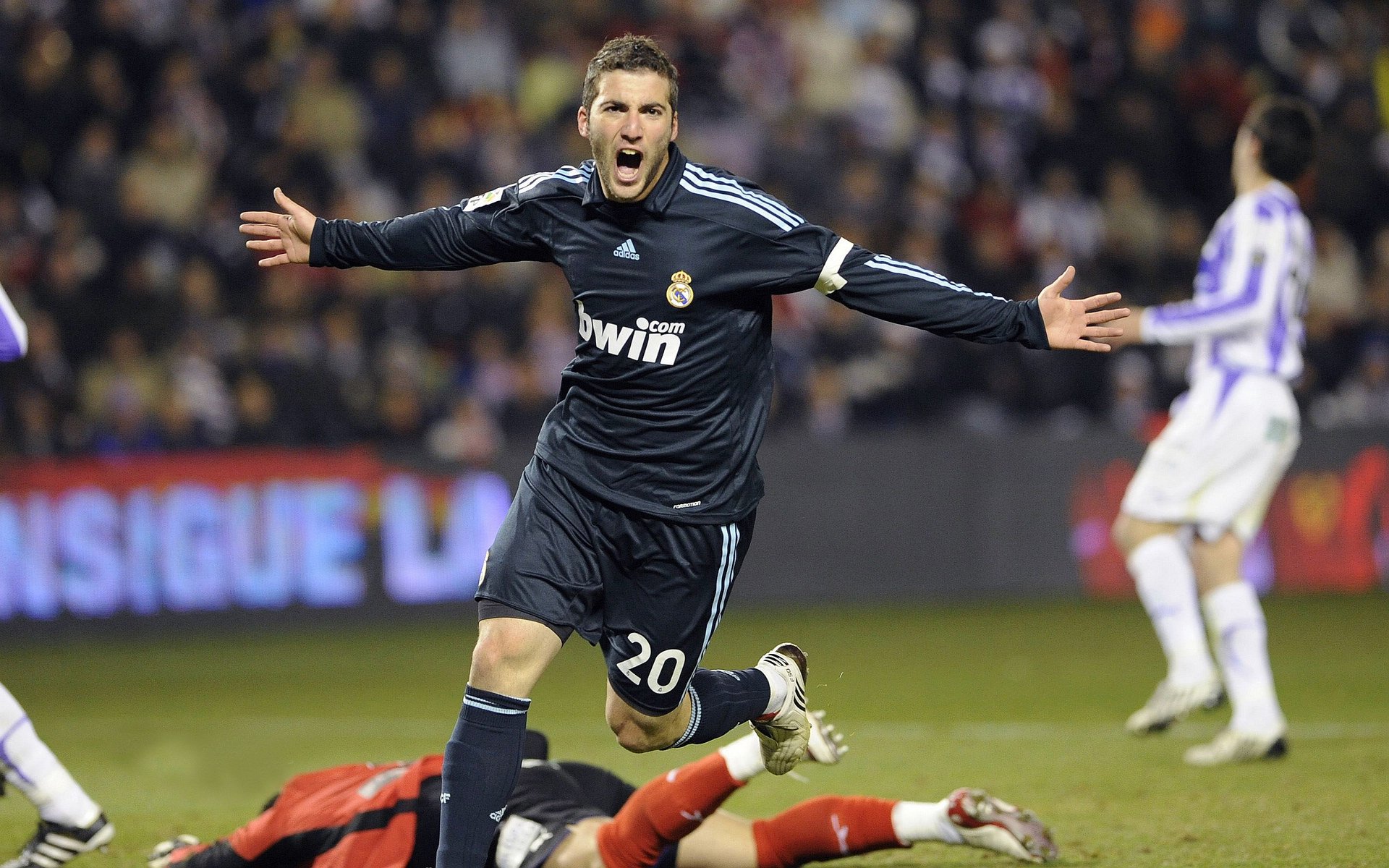 开云体育平台APP-72小时前的沉默到绝杀时刻，西亚卡姆如何用一场比赛重新定义关键先生