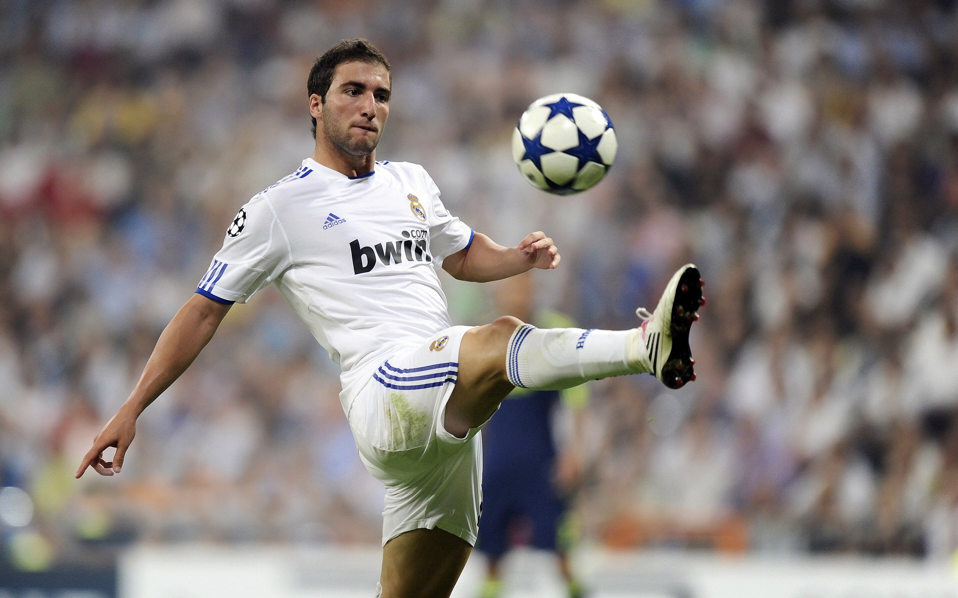 开云体育官网-临门一球的韵律，当张继科执掌绿茵场