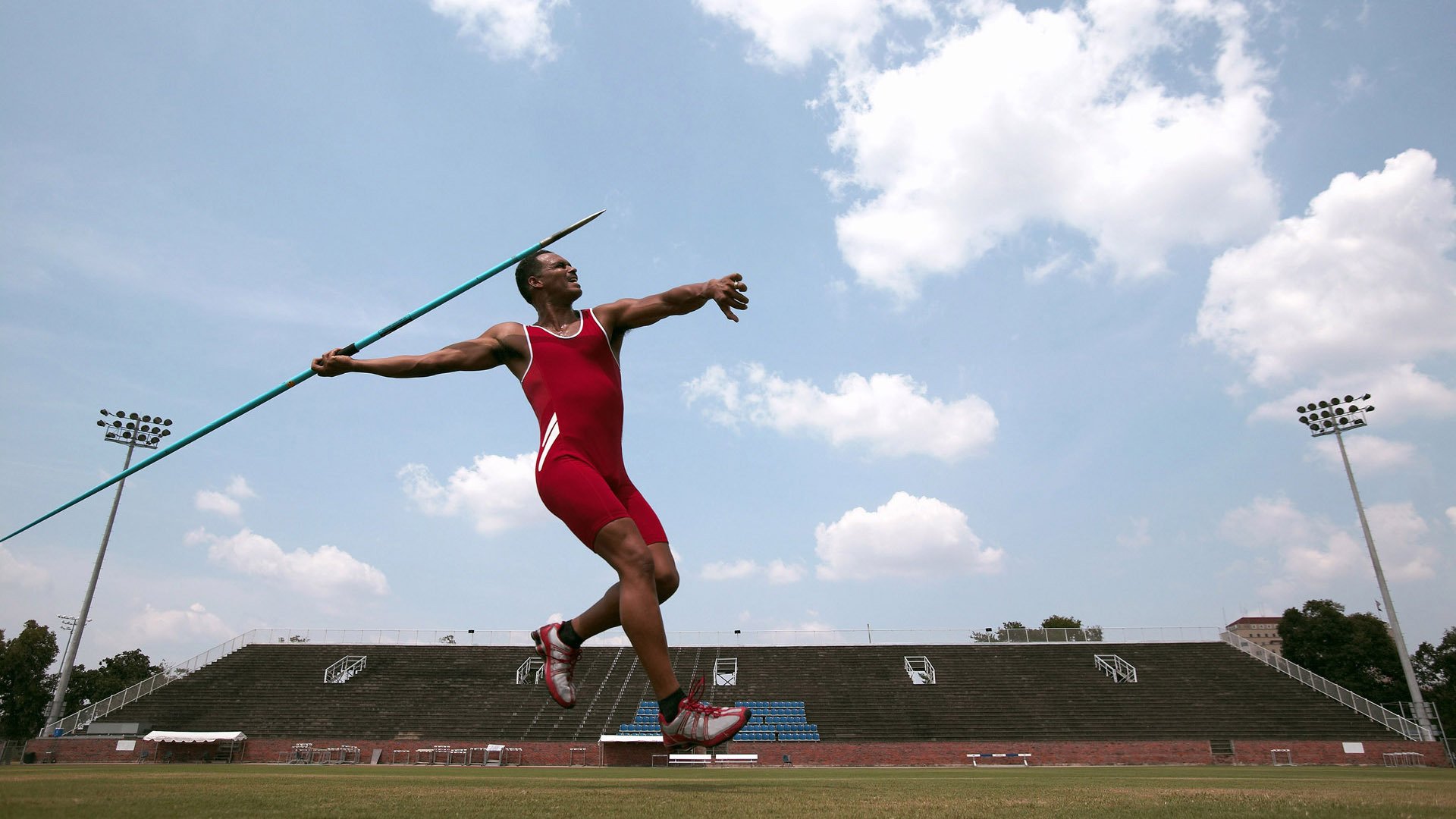 开云体育中国-双线奏凯，迈凯伦的战术交响与拉塞尔的速度独白